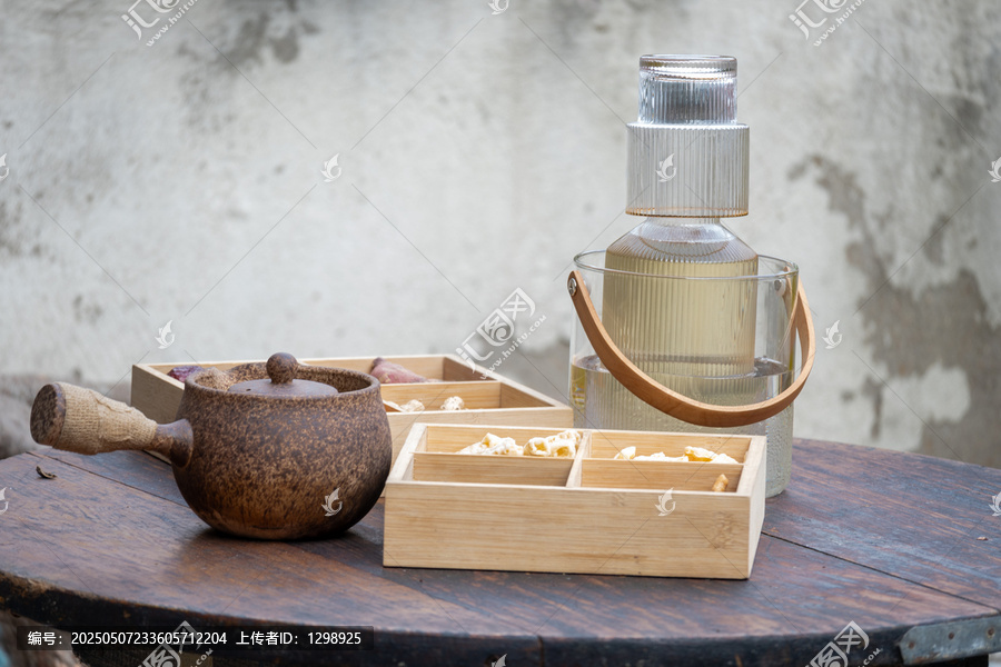 古樸茶具與瓶罐的靜物組合