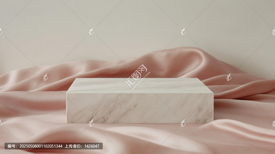 粉嫩絲絨背景上的白色大理石展示臺(tái)