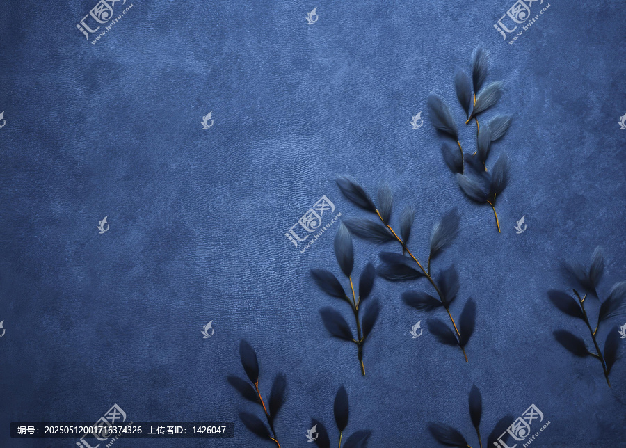 深藍色背景上的精美枝葉