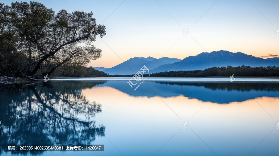 寧靜湖畔的日出倒影美景