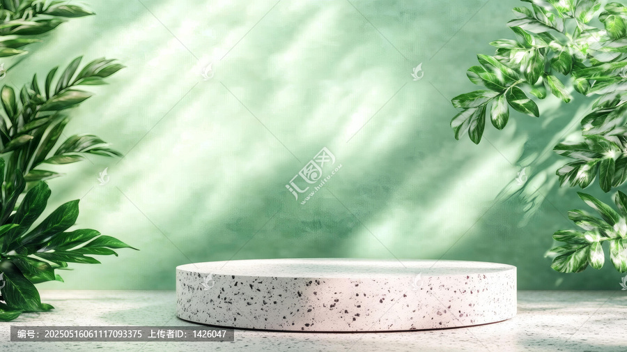 綠植背景下空?qǐng)A形石質(zhì)展示臺(tái)
