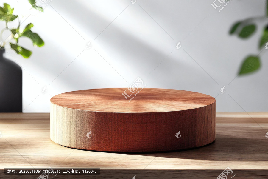 自然光下的木質(zhì)展示臺