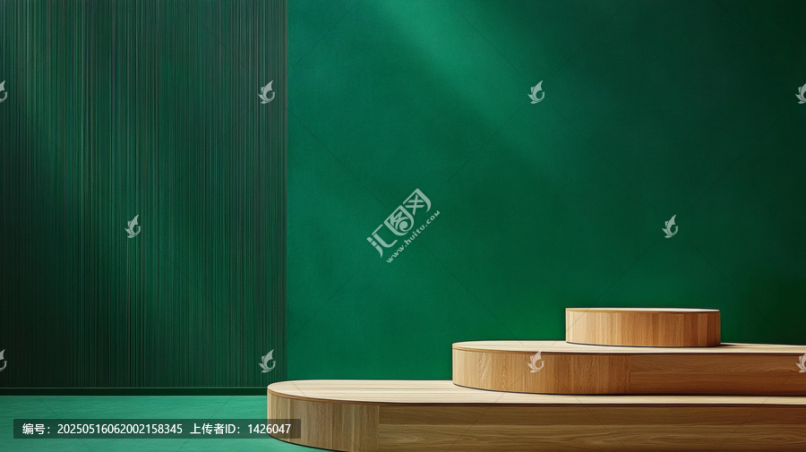 綠色背景下的木質(zhì)展示臺(tái)