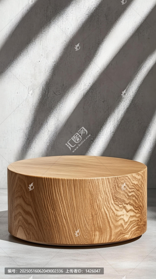 自然光下的木質(zhì)圓形展示臺