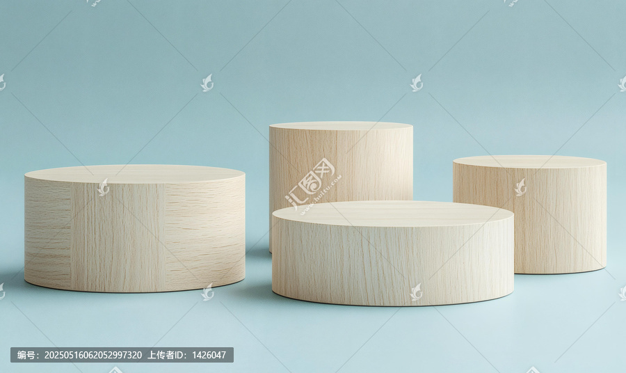 淺藍(lán)色背景上的木質(zhì)圓柱展示臺(tái)