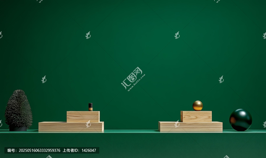 綠色背景上的木質(zhì)展示臺和裝飾品