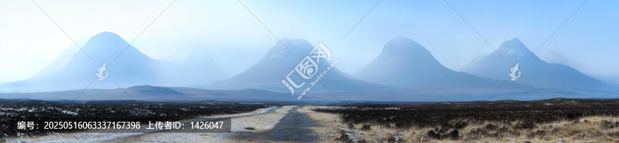霧中高地山脈風(fēng)光
