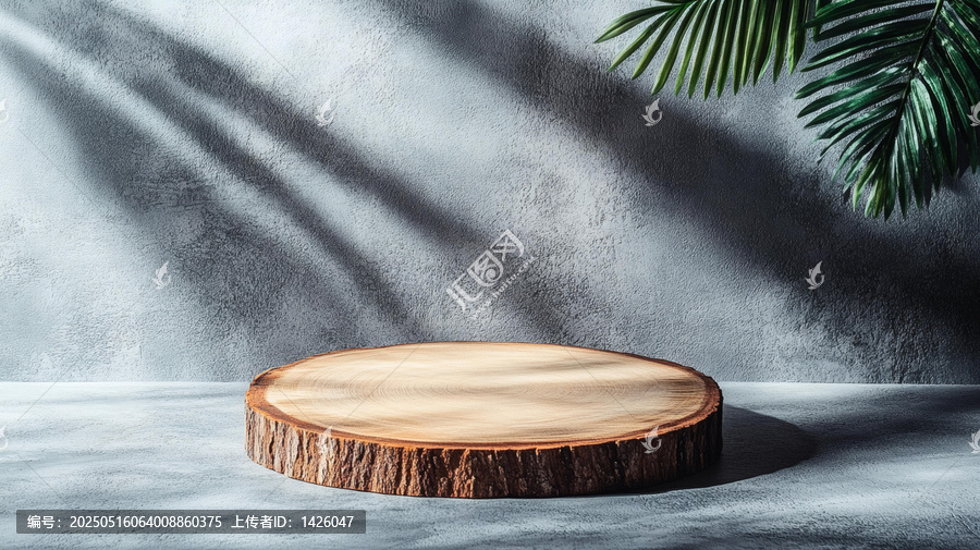 灰色水泥墻背景下的木質(zhì)展示臺(tái)