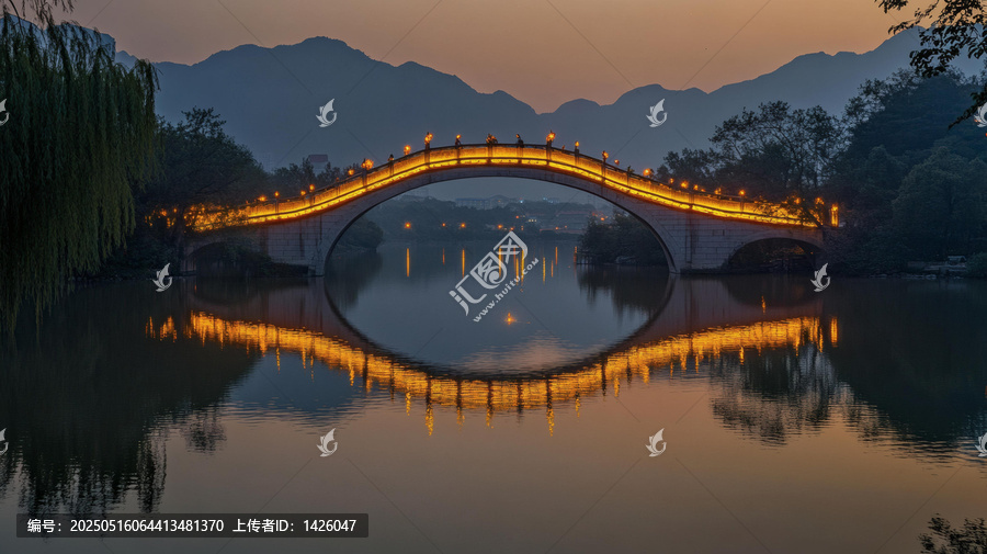 夕陽下的燈光古橋倒映湖面