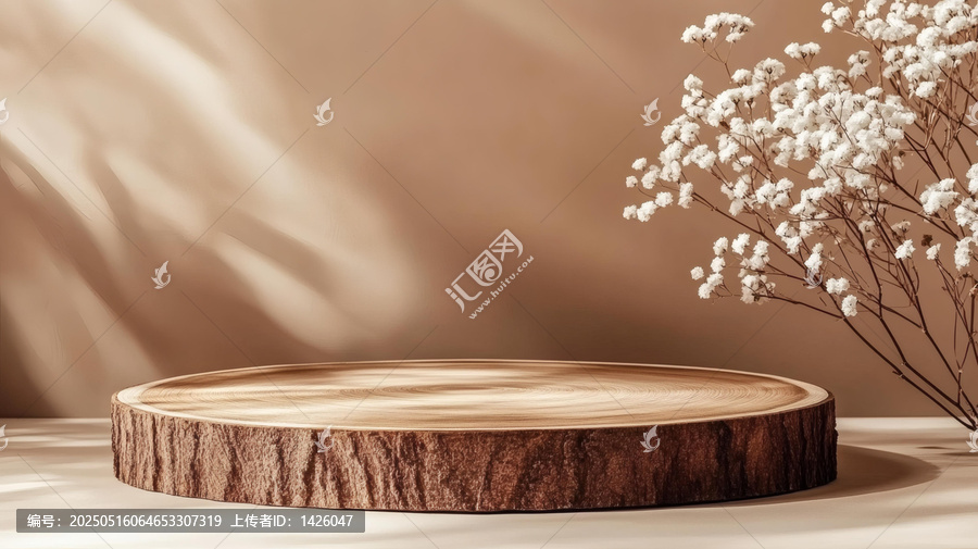 木質(zhì)展示臺與柔和光線及花朵