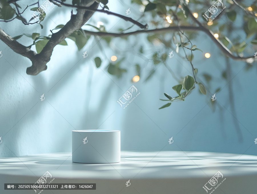 淺藍(lán)色背景下的簡約產(chǎn)品展示臺