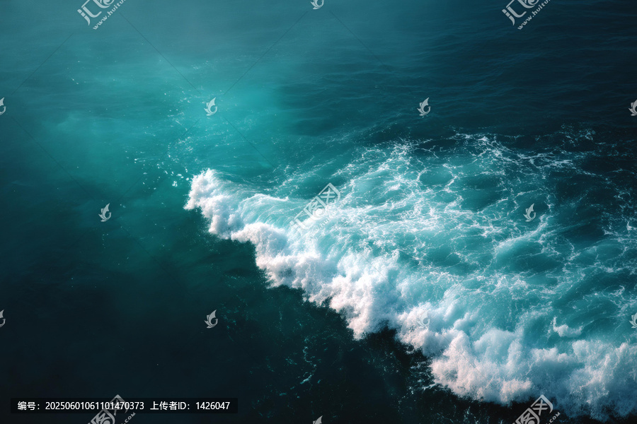 蔚藍(lán)的大海拍打著浪花