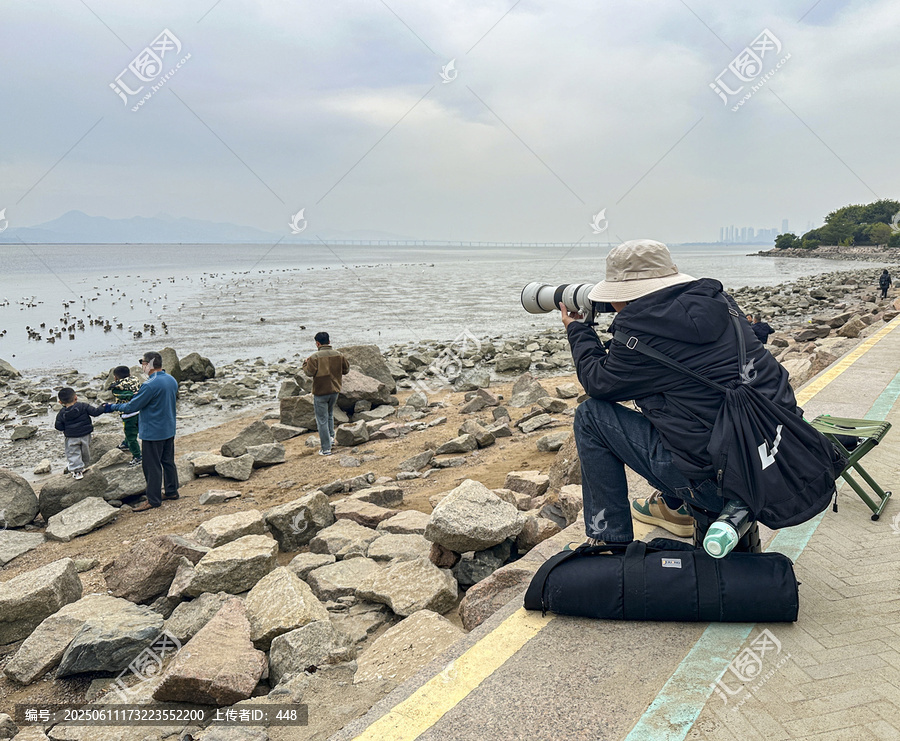 攝影師海邊專注拍攝場景