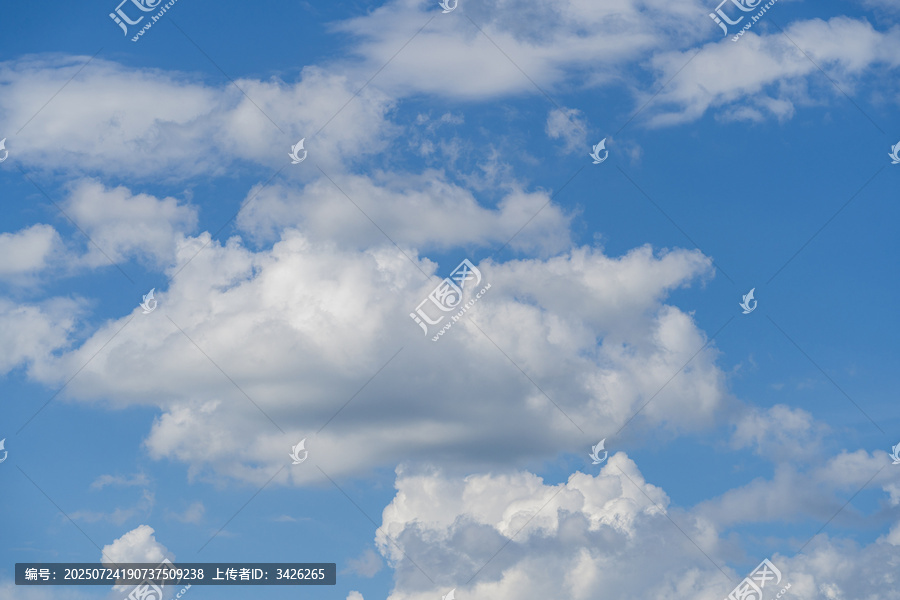 藍(lán)天中的蓬松白云景致-匯圖網(wǎng) fosd68.com 藍(lán)天中的蓬松白云景致