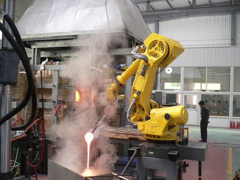 玻璃熔炉与工业机器人