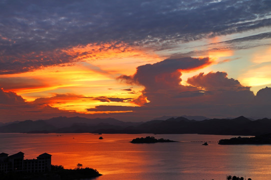 霞光中千岛湖