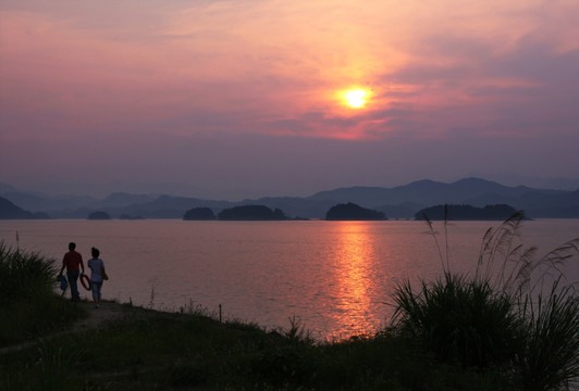 夕阳中的千岛湖