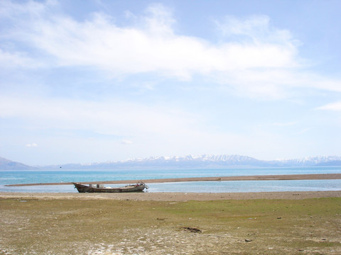 塞里木湖孤舟