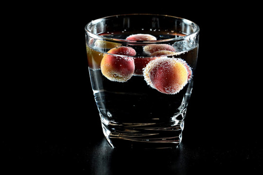 玻璃杯中的水和水果