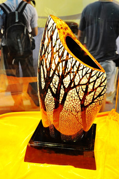 树枝花纹陶瓷花瓶