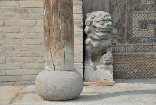 门前石狮子与柱子