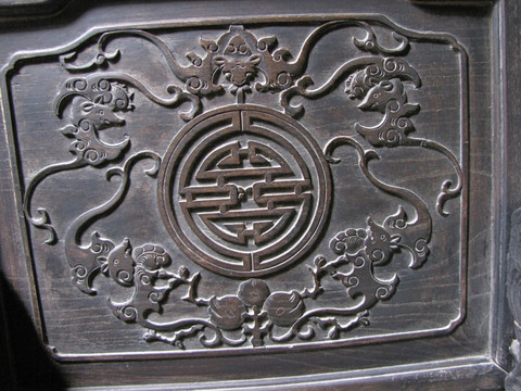 椅子上的木雕