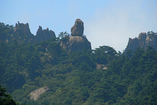 黄山飞来石