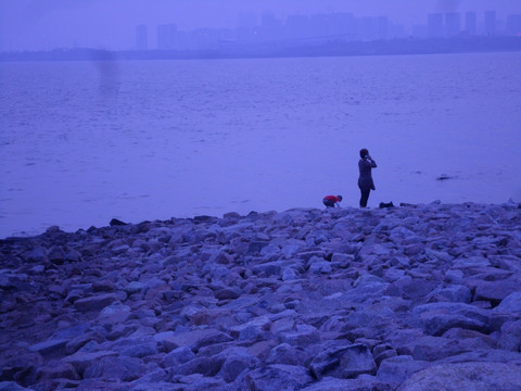 夜色 海堤 大海 游客