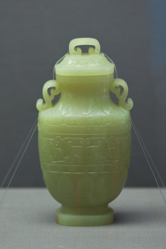 黄玉兽面纹瓶