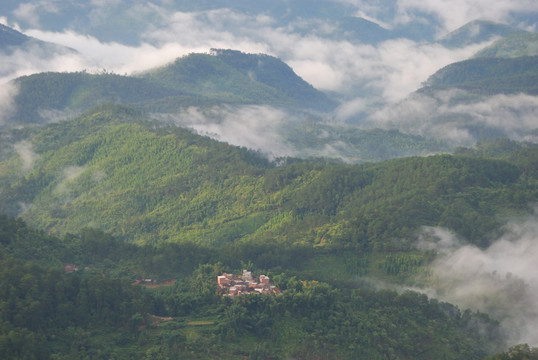 山村雨后