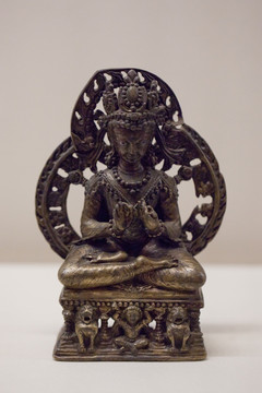 铜宝冠释迦牟尼坐像（11世纪）