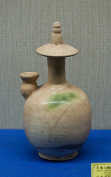 白釉绿彩军持