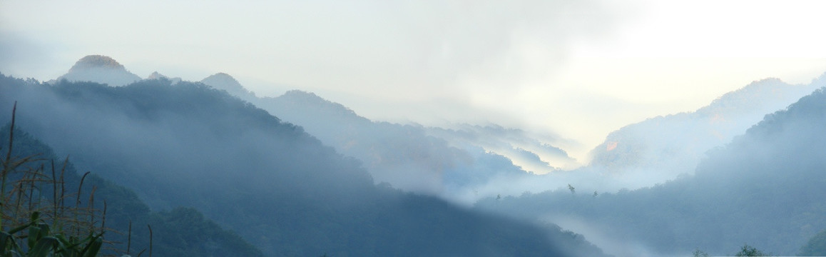 天空 山雾