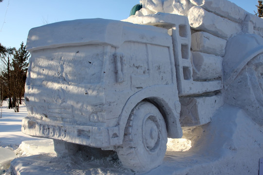 雪雕运输木材的汽车