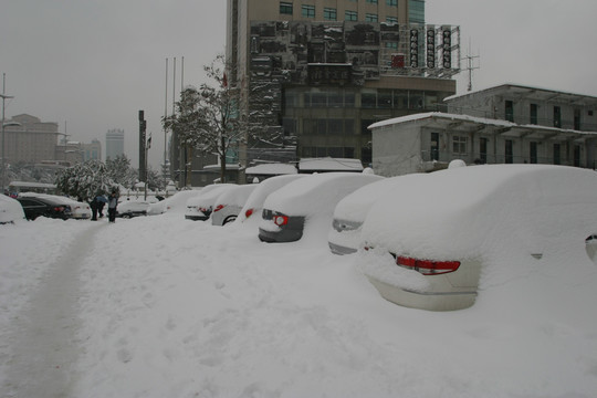 暴雪覆盖的汽车