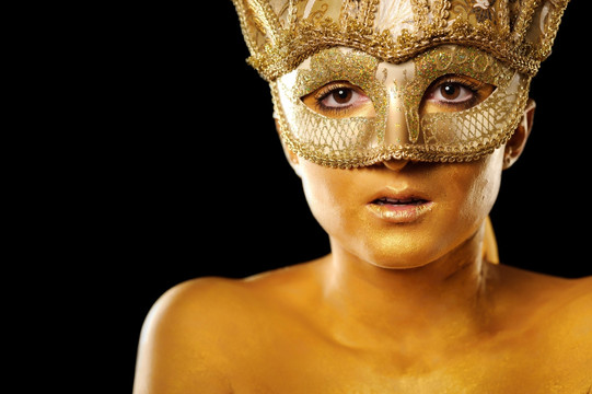 戴面具的金色女子