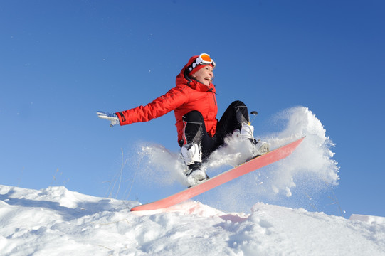 年轻女子在滑雪板
