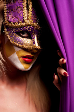 戴着狂欢节紫色面具的女子