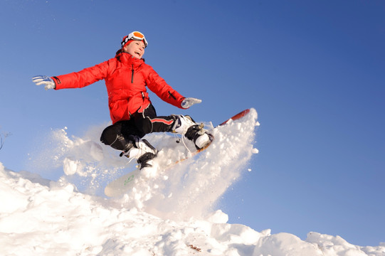 年轻女子在滑雪板