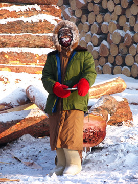 严寒中的女性木材检验员
