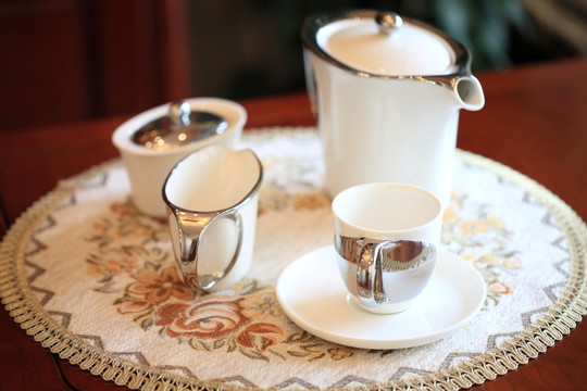 欧式精致茶杯与茶壶