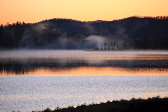 晨雾缭绕的达尔滨湖