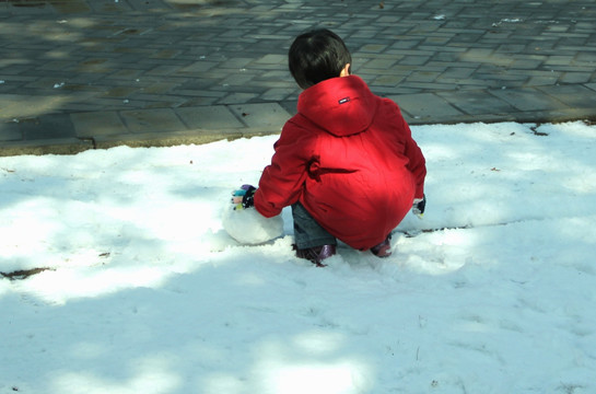 玩雪的孩子背影