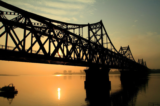 鸭绿江大桥日出