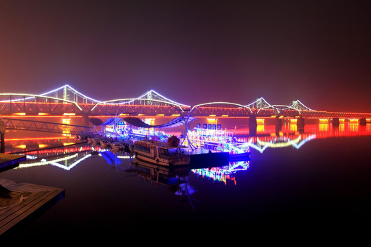 夜晚鸭绿江大桥