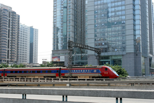 新时速列车穿越深圳市区