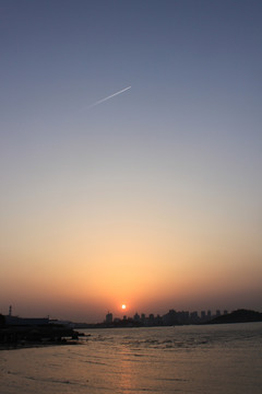 日落与飞机