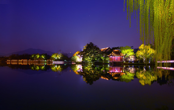 西湖夜景唯美湖面