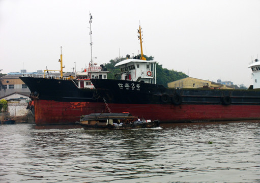 珠江鱼珠码头 货轮