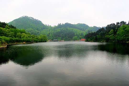 贵阳 波光粼粼的黔灵湖